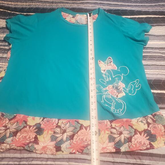 Disney Parks Size XL (marked XXL) embroidered Minnie Mouse T-Shirt Floral - Picture 7 of 7